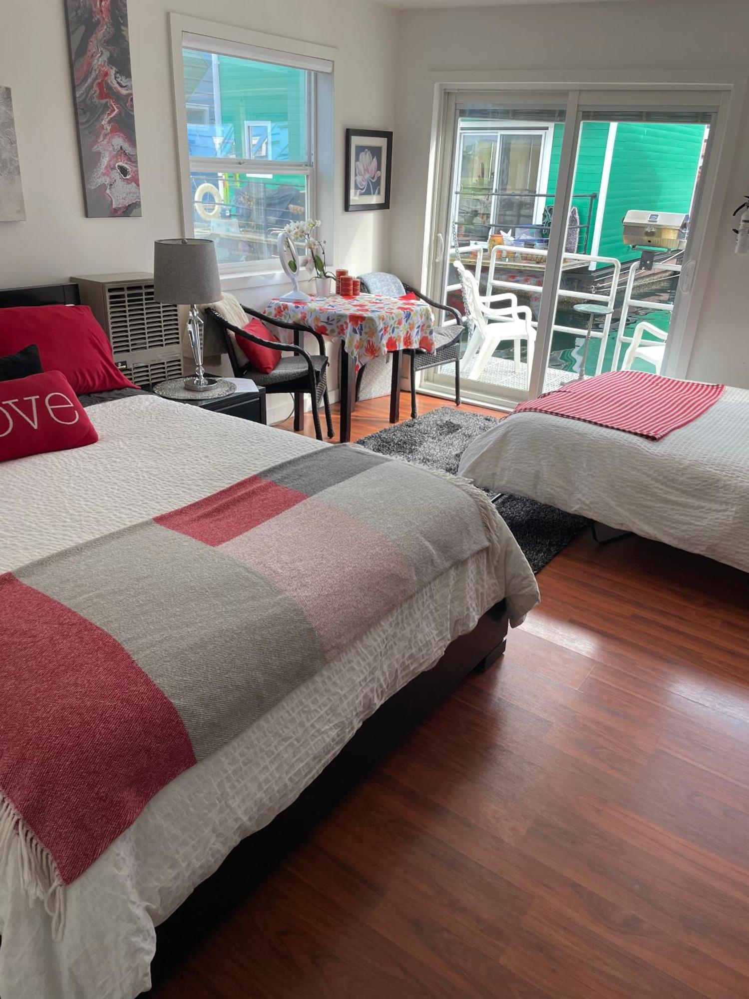 A Float Home B&B In Fisherman'S Wharf Victoria Esterno foto