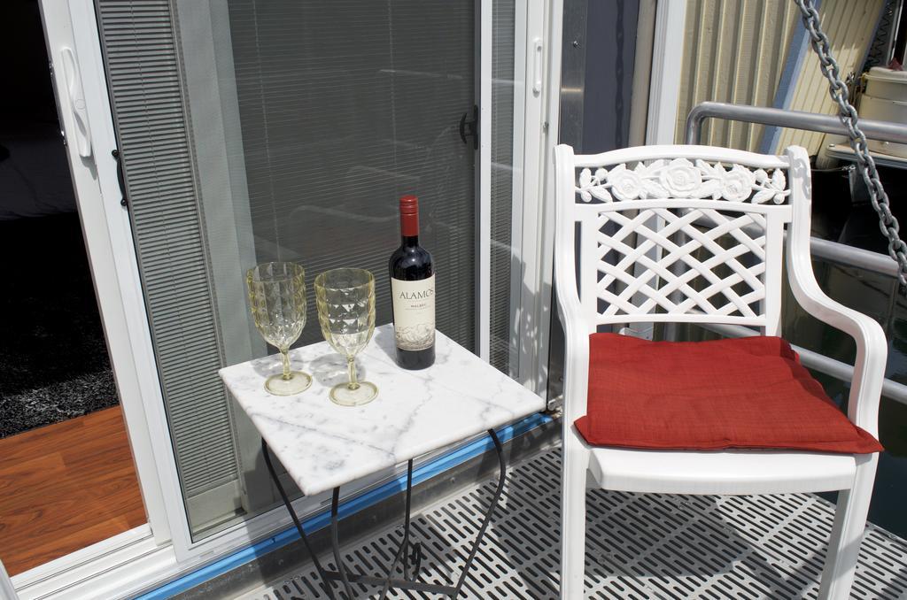 A Float Home B&B In Fisherman'S Wharf Victoria Esterno foto